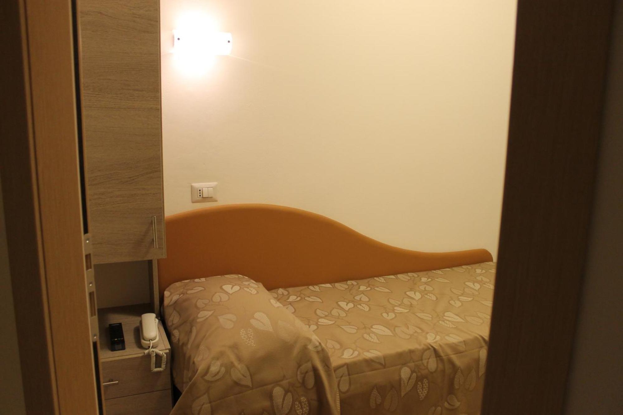 Hotel Villa Enea Cattolica Kamer foto